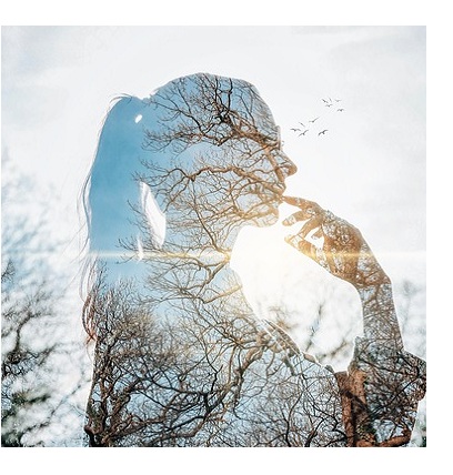 Junge Frau, Seitenansicht, transparent, Himmel durchscheinend © Olcay Ertem