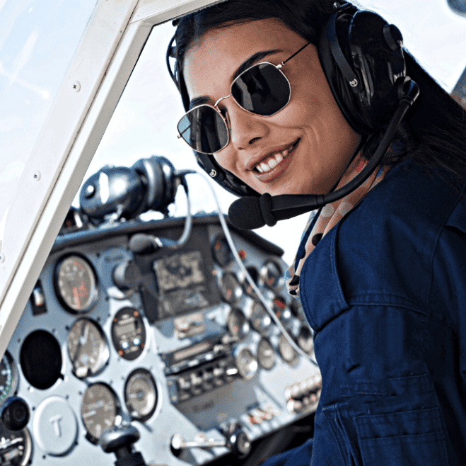 Pilotin im Cockpit, symbolisch für: Selbststeuerung