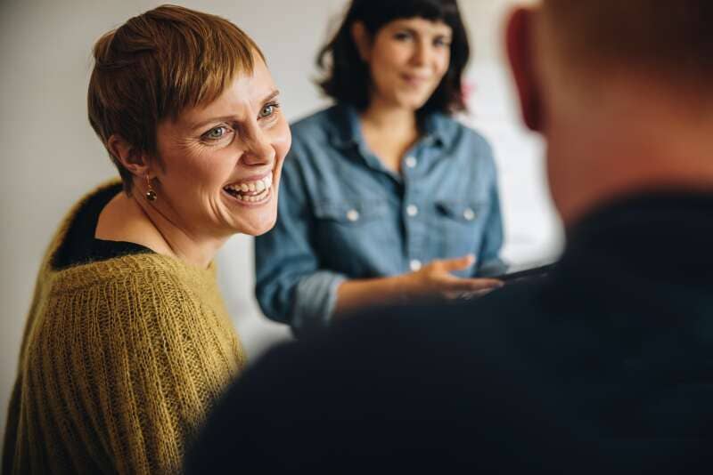 Beratung von 2 Klientinnen, Lizenz © iStock-1330553406