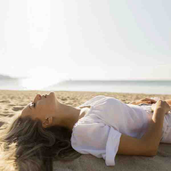 Frau genießt sonnenbad