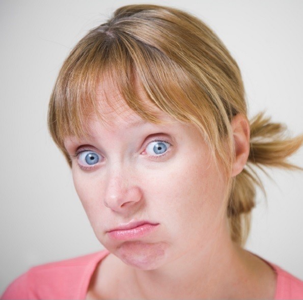 Symbolbild Prokrastination – unentschlossene Frau