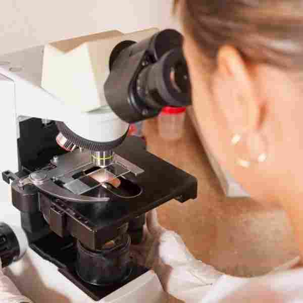 Symbol Realist mit Mikroskop