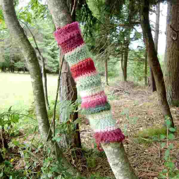 Bunte Strickhülle um einen Baumstamm.Bild von efes, Pixabay 