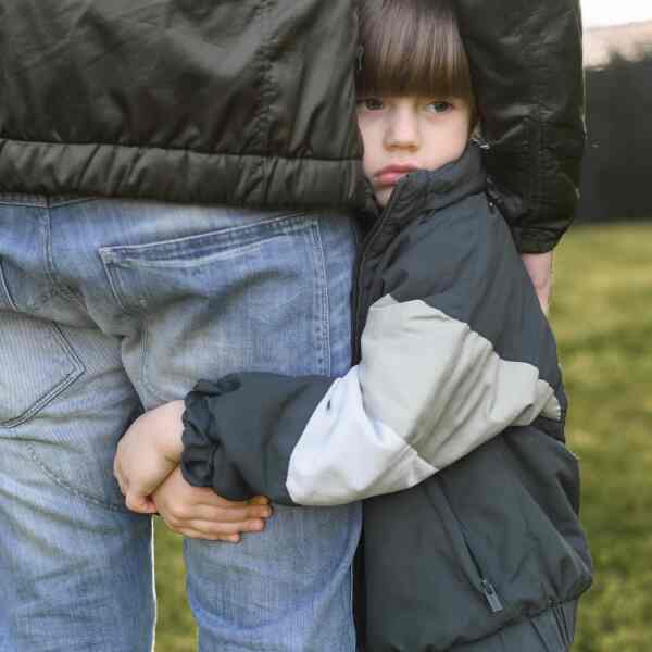 Kind klammert sich an Erwachsenen, Bild von Freepick 